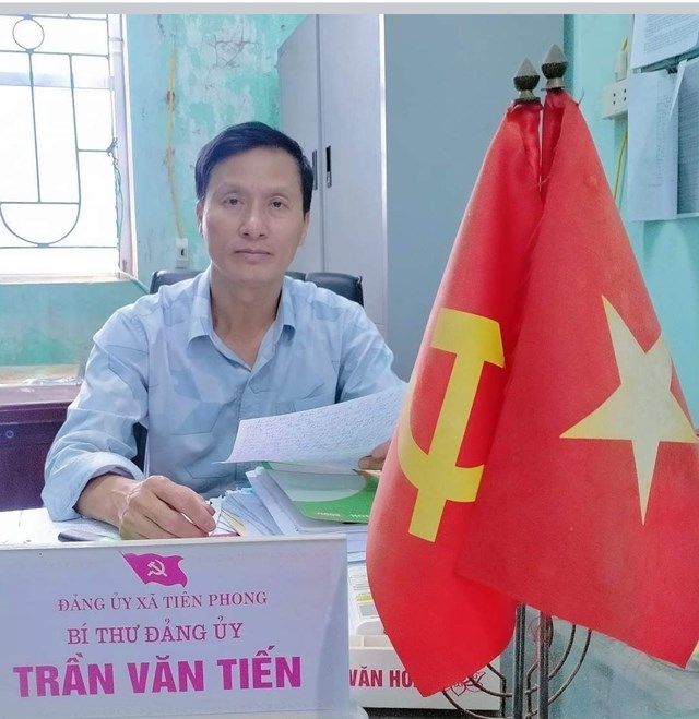  Ông Trần Văn Tiến, Bí thư Đảng ủy, Chủ tịch HĐND xã Tiên Phong.