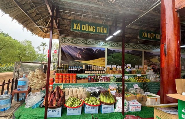 Gian h&agrave;ng c&aacute;c sản phẩm n&ocirc;ng nghiệp x&atilde; Dũng Tiến tham ra hội trại văn h&oacute;a Lễ hội Đền H&ugrave;ng 2026.