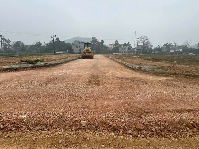 X&atilde; Dũng Tiến tập trung kiểm tra hiện trường, đ&ocirc;n đốc nh&agrave; thầu triển khai c&aacute;c dự &aacute;n, c&ocirc;ng tr&igrave;nh x&acirc;y dựng tr&ecirc;n địa b&agrave;n x&atilde;.