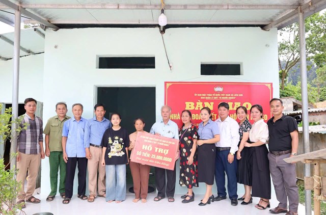 Những căn nh&agrave; Đại đo&agrave;n kết được ho&agrave;n th&agrave;nh kh&ocirc;ng chỉ mang &yacute; nghĩa về vật chất m&agrave; c&ograve;n l&agrave; nguồn động vi&ecirc;n tinh thần to lớn đối với c&aacute;c hộ gia đ&igrave;nh c&oacute; ho&agrave;n cảnh kh&oacute; khăn. Đ&oacute; l&agrave; kết quả của sự quan t&acirc;m của cấp ủy, ch&iacute;nh quyền, MTTQ c&aacute;c cấp, sự chung tay của c&aacute;c doanh nghiệp, nh&agrave; hảo t&acirc;m, c&aacute;c tổ chức, c&aacute; nh&acirc;n v&agrave; cộng đồng d&acirc;n cư.