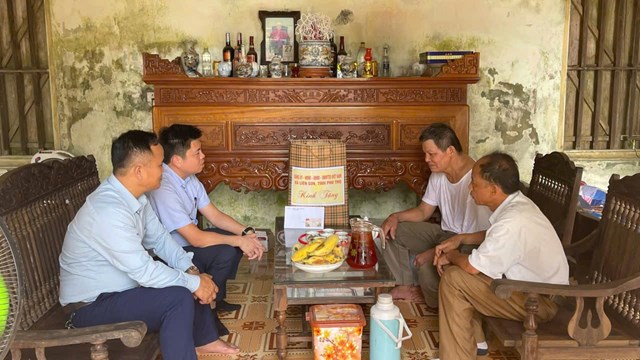 Tại c&aacute;c gia đ&igrave;nh, Đo&agrave;n c&ocirc;ng t&aacute;c &acirc;n cần thăm hỏi sức khỏe, đời sống, b&agrave;y tỏ l&ograve;ng biết ơn s&acirc;u sắc trước những cống hiến, hy sinh của c&aacute;c thương binh, bệnh binh, th&acirc;n nh&acirc;n liệt sĩ trong sự nghiệp đấu tranh giải ph&oacute;ng d&acirc;n tộc, bảo vệ Tổ quốc; đồng thời mong muốn c&aacute;c gia đ&igrave;nh tiếp tục ph&aacute;t huy truyền thống c&aacute;ch mạng, động vi&ecirc;n con ch&aacute;u t&iacute;ch cực lao động, học tập, g&oacute;p sức x&acirc;y dựng qu&ecirc; hương.