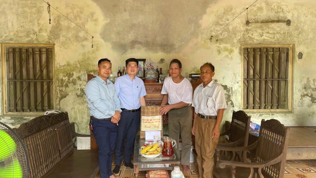 Đồng ch&iacute; B&ugrave;i Quốc Ho&agrave;n, Ph&oacute; B&iacute; thư Đảng ủy, Chủ tịch UBND x&atilde; Li&ecirc;n Sơn. (ảnh thứ 2 từ tr&aacute;i sang)