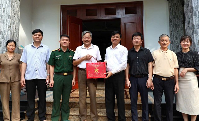 Đ&oacute;n nhận những phần qu&agrave; &yacute; nghĩa, đại diện c&aacute;c gia đ&igrave;nh ch&iacute;nh s&aacute;ch b&agrave;y tỏ x&uacute;c động trước sự quan t&acirc;m, chăm lo của cấp ủy, ch&iacute;nh quyền v&agrave; nh&acirc;n d&acirc;n địa phương; đồng thời khẳng định sẽ tiếp tục ph&aacute;t huy truyền thống c&aacute;ch mạng, động vi&ecirc;n con ch&aacute;u t&iacute;ch cực học tập, lao động, đ&oacute;ng g&oacute;p x&acirc;y dựng qu&ecirc; hương.