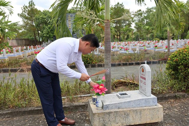 Đo&agrave;n đến viếng Nghĩa trang Liệt sĩ Quốc gia Đường 9 v&agrave; Nghĩa trang Liệt sĩ Quốc gia Trường Sơn, k&iacute;nh cẩn d&acirc;ng hương tại Đ&agrave;i tưởng niệm v&agrave; thắp hương tr&ecirc;n từng phần mộ c&aacute;c Anh h&ugrave;ng liệt sĩ. Đo&agrave;n cũng đến d&acirc;ng hương tại Khu mộ Đại tướng V&otilde; Nguy&ecirc;n Gi&aacute;p, th&agrave;nh k&iacute;nh tưởng nhớ v&agrave; b&agrave;y tỏ l&ograve;ng biết ơn đối với vị Đại tướng huyền thoại của Qu&acirc;n đội nh&acirc;n d&acirc;n Việt Nam, người c&oacute; những cống hiến đặc biệt to lớn cho sự nghiệp đấu tranh giải ph&oacute;ng d&acirc;n tộc v&agrave; bảo vệ Tổ quốc.