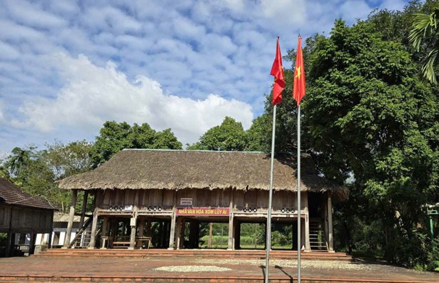 X&oacute;m Mường Ải (nay thường gọi l&agrave; x&oacute;m Lũy Ải) nổi tiếng với bản sắc văn h&oacute;a Mường nguy&ecirc;n vẹn v&agrave; cảnh quan sơn thủy hữu t&igrave;nh.