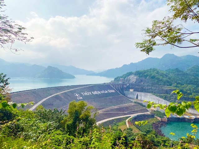 Sau khi đắp đập ngăn s&ocirc;ng Đ&agrave; x&acirc;y dựng Nh&agrave; m&aacute;y thủy điện H&ograve;a B&igrave;nh đ&atilde; tạo n&ecirc;n hồ chứa nước nh&acirc;n tạo lớn nhất Việt Nam.