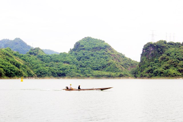 L&ograve;ng hồ thủy điện H&ograve;a B&igrave;nh mang nhiều lợi thế trong hoạt động nu&ocirc;i trồng thủy sản.