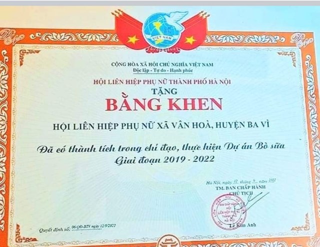 Hội LHPN xã Vân Hòa được BCH Hội LHPN Thành phố Hà Nội tặng Bằng khen về thành tích triển khai dự án bò sữa.