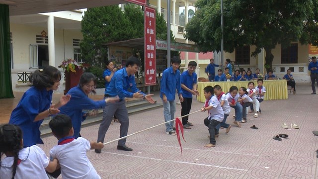 Tại chương trình, các em học sinh được các anh chị đoàn viên thanh niên 