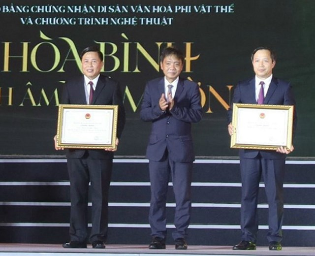 đồng chí Hoàng Đạo Cương , thứ trưởng bộ văn hóa TT$DL trao bằng khen chứng nhận di sản phi vật thể quốc gia cho Tri thức lịch tre và lễ hội truyền thống khai hạ của người Mường tỉnh Hòa Bình 