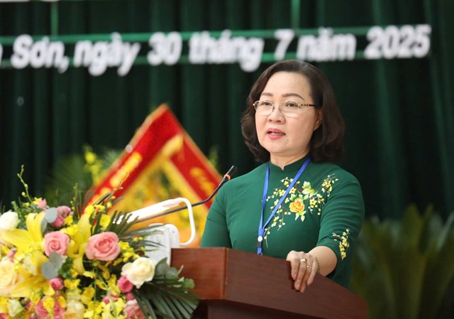 Đồng ch&iacute; Nguyễn Thị Cẩm Phương Uỷ vi&ecirc;n BTV Tỉnh uỷ, Ph&oacute; chủ tịch HĐND ph&aacute;t biểu chỉ đạo tại Đại hội.