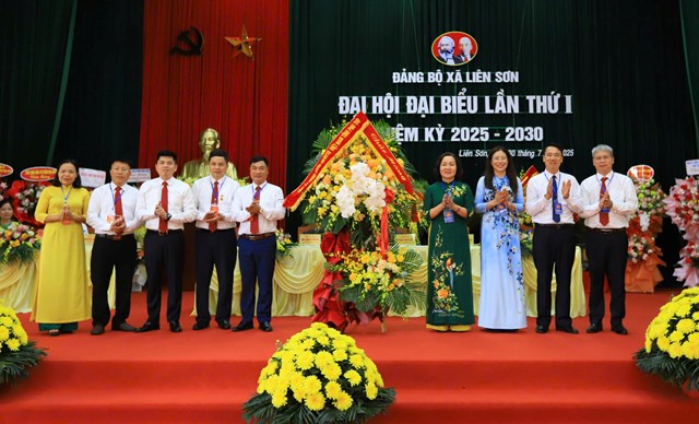 C&aacute;c đồng ch&iacute;: Nguyễn Thị Cẩm Phương, Nguyễn Tiến Sinh, Nguyễn Đức Dũng v&agrave; đại diện l&atilde;nh đạo một số sở, ban, ng&agrave;nh tặng hoa ch&uacute;c mừng Đại hội.