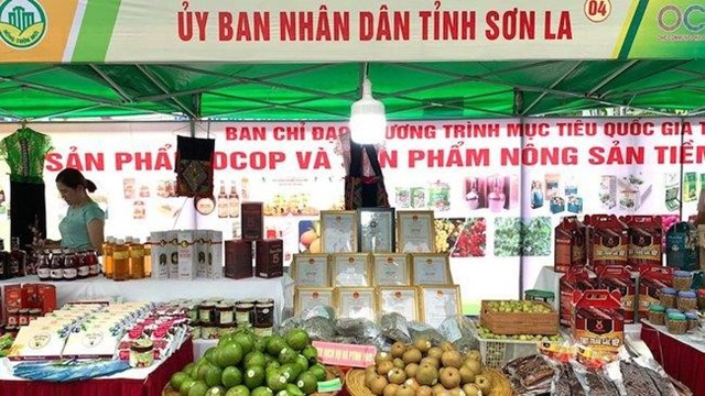 Các sản phẩm OCOP được trưng bày của tỉnh Sơn La. Ảnh: Nam Trứ.