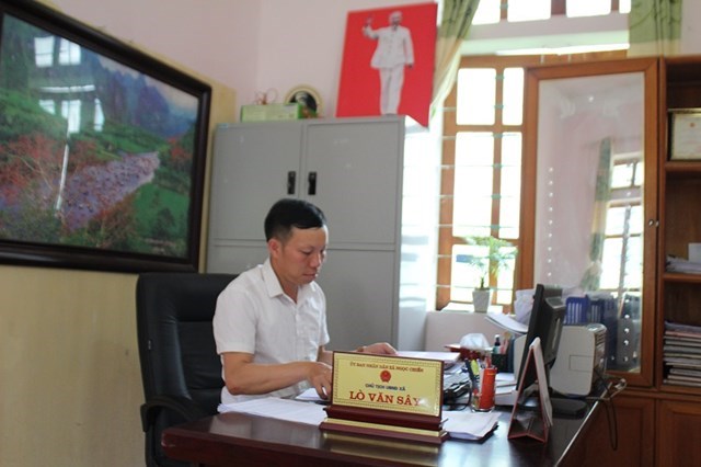 Ông Lò Văn Sây - Phó Bí thư Đảng ủy, Chủ tịch UBND xã Ngọc Chiến trao đổi với phóng viên về 