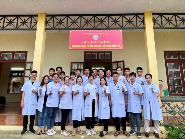 Chương trình khám chữa bệnh, tư vấn cấp thuốc miên phí cho nhân dân Ngọc Chiến huyện Mường La. Ảnh: Nam Trứ.