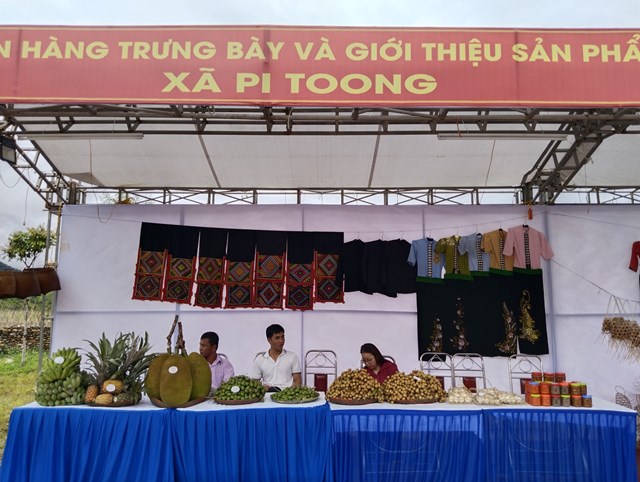 Gian hàng trưng bày của xã Pi Tong huyện Mường La tại ngày Hội toàn dân bảo vệ an ninh Tổ quốc. Ảnh: Nam Trứ.