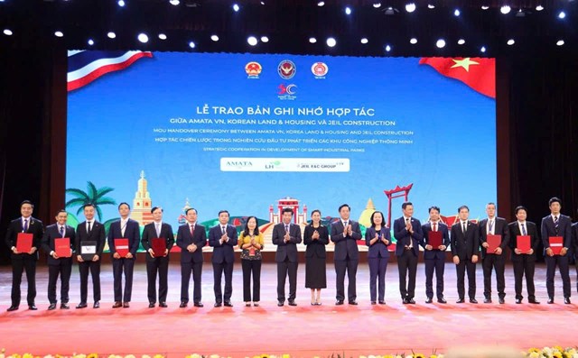 Lễ k&yacute; kết, trao c&aacute;c văn kiện hợp t&aacute;c giữa c&aacute;c doanh nghiệp với c&aacute;c cơ quan, tổ chức của tỉnh Ph&uacute; Thọ tại chương tr&igrave;nh &ldquo;Kết nối Th&aacute;i Lan tại Ph&uacute; Thọ năm 2026&rdquo; nh&acirc;n dịp kỷ niệm 50 năm thiết lập quan hệ ngoại giao Việt&nbsp;Nam-Th&aacute;i Lan (6/8/1976-6/8/2026).
