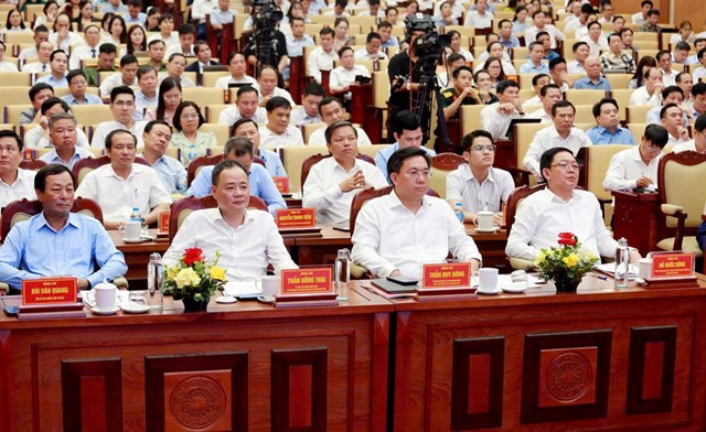 To&agrave;n cảnh trong v&agrave; ngo&agrave;i Hội nghị sơ kết 6 th&aacute;ng đầu năm, triển khai nhiệm vụ 6 th&aacute;ng cuối năm 2026 thực hiện Nghị quyết số 57-NQ/TW của Bộ Ch&iacute;nh trị tại tỉnh Ph&uacute; Thọ.