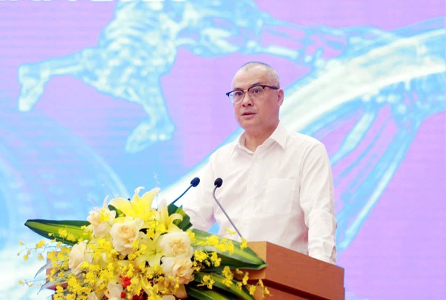 Đồng ch&iacute; B&iacute; thư nhấn mạnh: &ldquo;Ph&uacute; Thọ ki&ecirc;n định chuyển đổi m&ocirc; h&igrave;nh tăng trưởng từ dựa v&agrave;o t&agrave;i nguy&ecirc;n sang dựa v&agrave;o tri thức, c&ocirc;ng nghệ v&agrave; đổi mới s&aacute;ng tạo, nhằm n&acirc;ng cao năng lực nội sinh, tạo đột ph&aacute; để thực hiện mục ti&ecirc;u tăng trưởng hai con số, x&acirc;y dựng Ph&uacute; Thọ trở th&agrave;nh địa phương ti&ecirc;n phong trong thực hiện Nghị quyết số 57-NQ/TW.&rdquo;