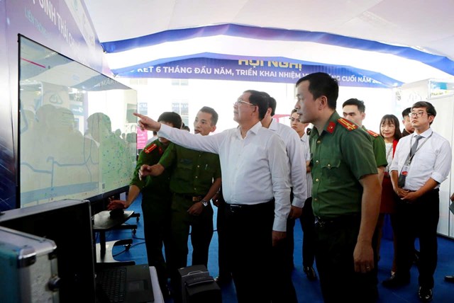 Ph&oacute; Thủ tướng nhấn mạnh, nhiệm vụ quan trọng nhất hiện nay l&agrave; biến tiềm năng th&agrave;nh sản phẩm, biến dữ liệu th&agrave;nh quyết định, biến khoa học v&agrave; c&ocirc;ng nghệ th&agrave;nh năng suất, gi&aacute; trị gia tăng v&agrave; biến c&aacute;c thỏa thuận hợp t&aacute;c th&agrave;nh những kết quả cụ thể phục vụ người d&acirc;n v&agrave; doanh nghiệp.