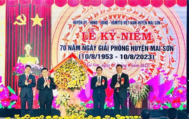 Chủ tịch UBND tỉnh Sơn La tặng hoa chúc mừng Lễ kỷ niệm 70 năm giải phóng huyện Mai Sơn.