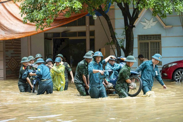 Mặc cho thời tiết c&ograve;n nhiều bất lợi, c&aacute;c c&aacute;n bộ, chiến sĩ kh&ocirc;ng quản ngại hiểm nguy, khẩn trương vận chuyển đồ đạc, hỗ trợ người gi&agrave;, phụ nữ v&agrave; trẻ em đến nơi an to&agrave;n. Những việc l&agrave;m thiết thực, tr&aacute;ch nhiệm đ&atilde; g&oacute;p phần gi&uacute;p người d&acirc;n ổn định tinh thần, từng bước vượt qua kh&oacute; khăn sau thi&ecirc;n tai.