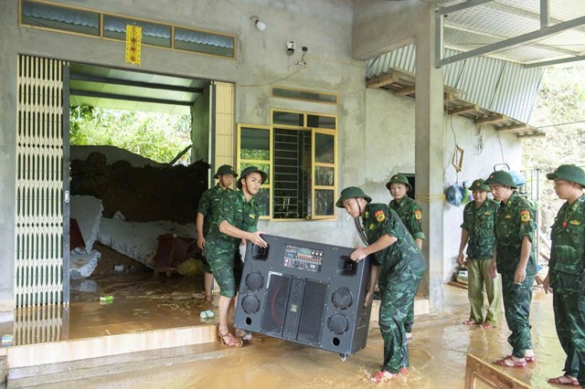 Giữa tâm lũ, thắm tình quân dân nơi cửa khẩu - Ảnh 2