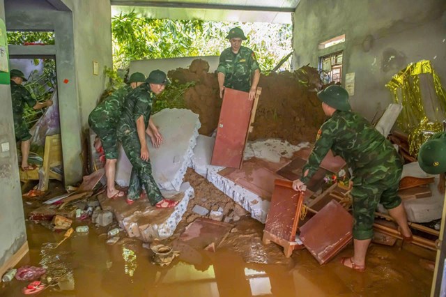 Giữa tâm lũ, thắm tình quân dân nơi cửa khẩu - Ảnh 1