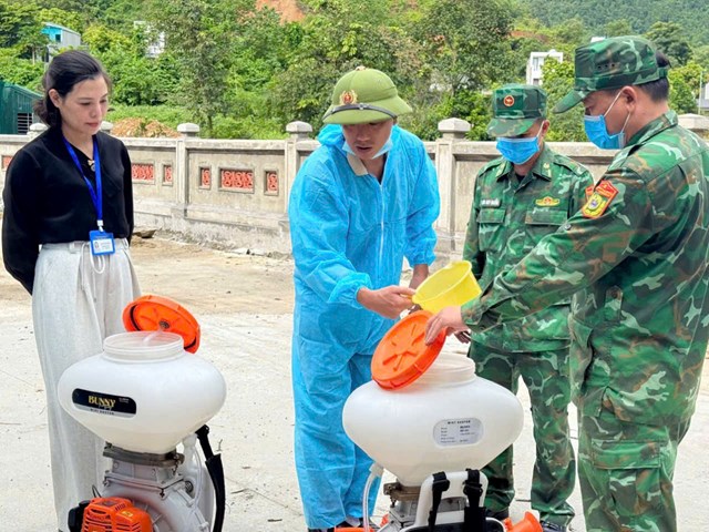 Giữa tâm lũ, thắm tình quân dân nơi cửa khẩu - Ảnh 3