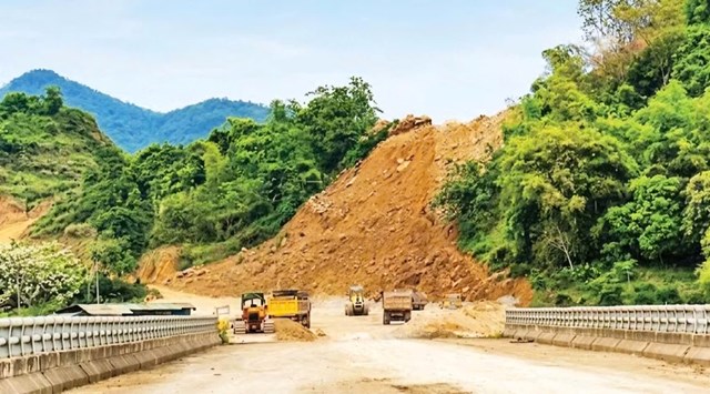 Đường li&ecirc;n kết v&ugrave;ng H&ograve;a B&igrave;nh - H&agrave; Nội v&agrave; cao tốc Sơn La (H&ograve;a B&igrave;nh - Mộc Ch&acirc;u) đang được đẩy nhanh tiến độ.