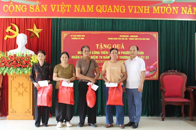Kỳ Sơn lan tỏa nghĩa t&igrave;nh, tri &acirc;n người c&oacute; c&ocirc;ng nh&acirc;n dịp kỷ niệm 79 năm Ng&agrave;y Thương binh &ndash; Liệt sĩ.