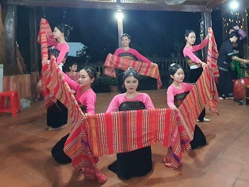 Đội văn nghệ cơ sở ở xã Nà Phòn (Mai Châu) biểu diễn xoè Thái phục vụ du khách.