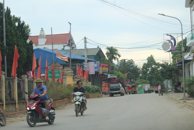 Hệ thống đường giao thông nông thôn trên địa bàn xã Cư Yên rất khang trang, sạch đẹp. Ảnh: Phi Long.