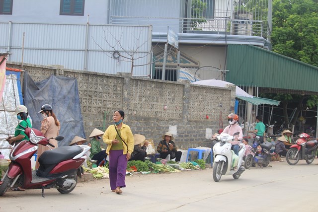 Hoạt động giao thương kinh doanh, bu&ocirc;n b&aacute;n tr&ecirc;n địa b&agrave;n x&atilde; Nhuận Trạch s&ocirc;i động ph&aacute;t triển. Ảnh: Phi Long.