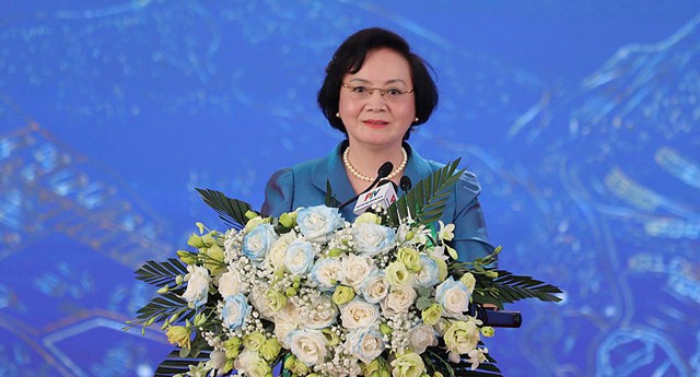 Ph&oacute; Thủ tướng Ch&iacute;nh phủ Phạm Thị Thanh Tr&agrave; tr&acirc;n trọng cảm ơn nh&acirc;n d&acirc;n v&ugrave;ng dự &aacute;n đ&atilde; đồng thuận, chia sẻ, tạo điều kiện v&agrave; sẵn s&agrave;ng nhường đất đai, hoa m&agrave;u cho sự ph&aacute;t triển chung của qu&ecirc; hương.
