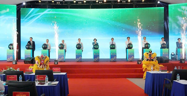 Tỉnh Ph&uacute; Thọ cũng sẽ chủ động đồng h&agrave;nh với nh&agrave; đầu tư, giải quyết kịp thời kh&oacute; khăn, vướng mắc; tập trung giải ph&oacute;ng mặt bằng, chuẩn bị nguồn nh&acirc;n lực, đ&agrave;o tạo nghề v&agrave; kết nối cung - cầu lao động để người d&acirc;n v&ugrave;ng dự &aacute;n c&oacute; th&ecirc;m cơ hội chuyển đổi nghề nghiệp, việc l&agrave;m v&agrave; n&acirc;ng cao thu nhập.