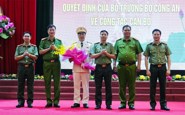 Lãnh đạo Công an tỉnh Hòa Bình tặng hoa chúc mừng Đại tá Đỗ Thanh Bình và Đại tá Lê Xuân Minh.