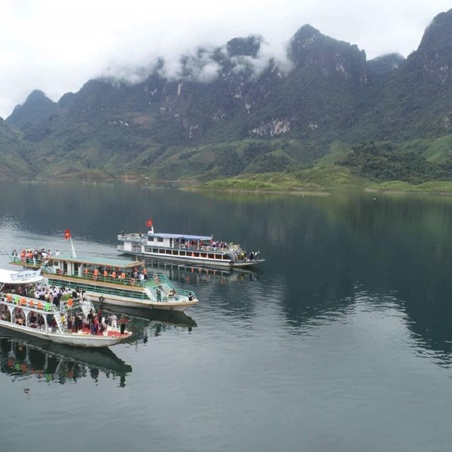 Thuyền du lịch phục vụ du khách thăm quan lòng hồ sông Đà.