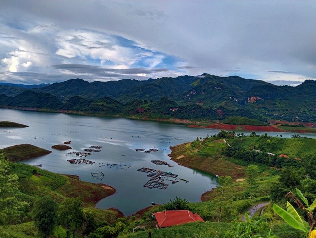 “Biển xanh trong lòng núi” Quỳnh Nhai hút khách du lịch tới Tây Bắc. Ảnh: Nam Trứ.