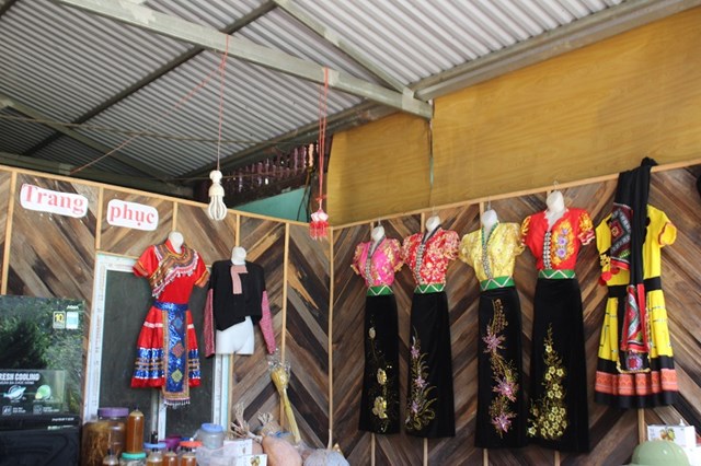 Những trang phục truyền thống người Thái được trưng bày ở các homstay ở Đông Xuông. Ảnh: Phi Long