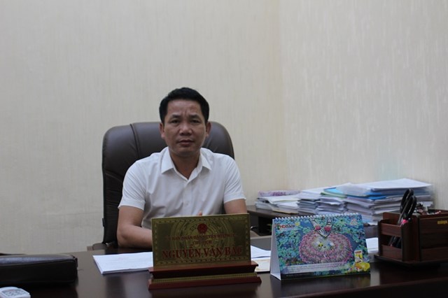Ông Nguyễn Văn Bắc - Chủ tịch UBND huyện Mường La trao đổi với phóng viên về những phát huy tiềm năng du lịch trên địa bàn huyện. Ảnh: Phi Long