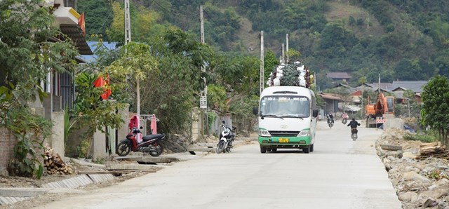 Đoạn đường Nặm Păm - Ngọc Chiến qua bản Hua Nặm.