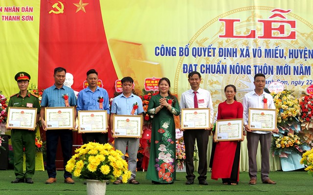 Lãnh đạo huyện Thanh Sơn tặng Giấy khen cho các tập thể đã có thành tích xuất sắc trong xây dựng Nông thôn mới.