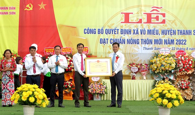 Lãnh đạo huyện Thanh Sơn trao Bằng công nhận danh hiệu xã đạt chuẩn nông thôn mới cho Đảng bộ, chính quyền và nhân dân xã Võ Miếu.