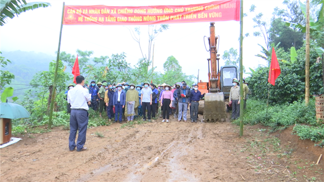 Xã Chiềng Dong ra quân hưởng ứng chủ trương chỉnh trang hệ thống giao thông nông thôn.