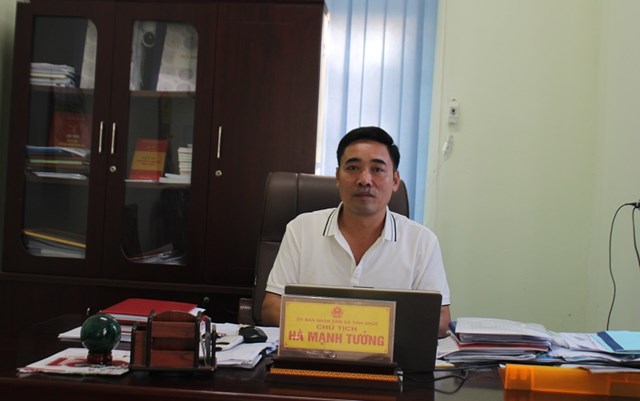 Ông Hà Mạnh Tưởng - Chủ tịch UBND xã Tinh Nhuệ, trao đổi với phóng viên về tình hình phát triển kinh tế - xã hội trên địa bàn xã trong 6 tháng đầu năm 2022. Ảnh: Phi Long