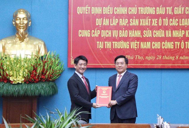 Chủ tịch UBND tỉnh Ph&uacute; Thọ Trần Duy Đ&ocirc;ng trao Quyết định v&agrave; Giấy chứng nhận đăng k&yacute; đầu tư điều chỉnh dự &aacute;n của C&ocirc;ng ty &Ocirc; t&ocirc; Toyota Việt Nam cho &ocirc;ng Osamu Hirata, Tổng gi&aacute;m đốc C&ocirc;ng ty tại chương tr&igrave;nh.