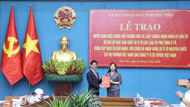 B&agrave; Vương Thị Bẩy, Gi&aacute;m đốc Sở T&agrave;i ch&iacute;nh tỉnh Ph&uacute; Thọ trao Giấy chứng nhận đăng k&yacute; đầu tư điều chỉnh dự &aacute;n của C&ocirc;ng ty &Ocirc; t&ocirc; Toyota Việt Nam cho &ocirc;ng Osamu Hirata.
