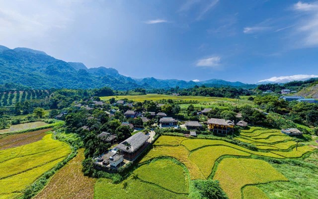 Sau qu&aacute; tr&igrave;nh hợp nhất Ph&uacute; Thọ, Vĩnh Ph&uacute;c v&agrave; H&ograve;a B&igrave;nh, tỉnh sở hữu kh&ocirc;ng gian du lịch c&oacute; sự kết nối đặc biệt giữa văn h&oacute;a cội nguồn - sinh th&aacute;i - nghỉ dưỡng - du lịch cộng đồng, tạo điều kiện h&igrave;nh th&agrave;nh những h&agrave;nh tr&igrave;nh đa trải nghiệm.
