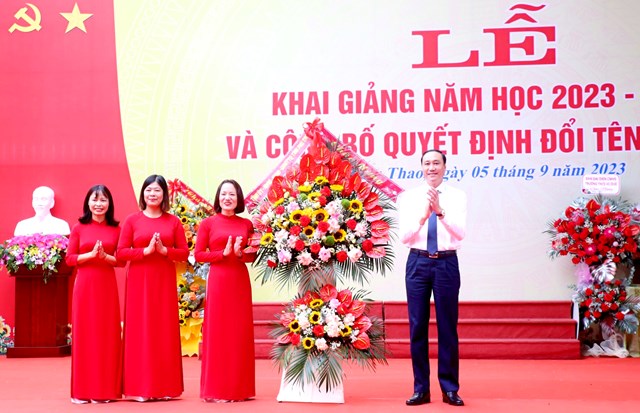 Đồng chí Phó Bí thư Thường trực Tỉnh ủy Phùng Khánh Tài tặng lẵng hoa chúc mừng thầy và trò Trường THCS Vũ Duệ, huyện Lâm Thao.